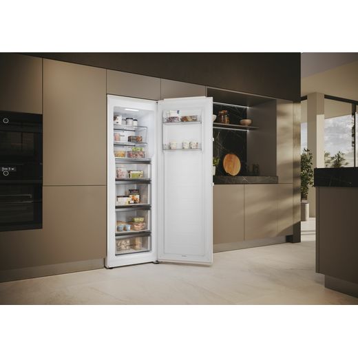 H4F272WEH1K_WH - Fridge in kitchen with door open shot