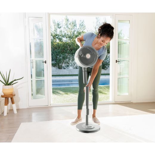 Shark FlexBreeze Pro Mist FA300WHUK - White - Women adding attachment on shot