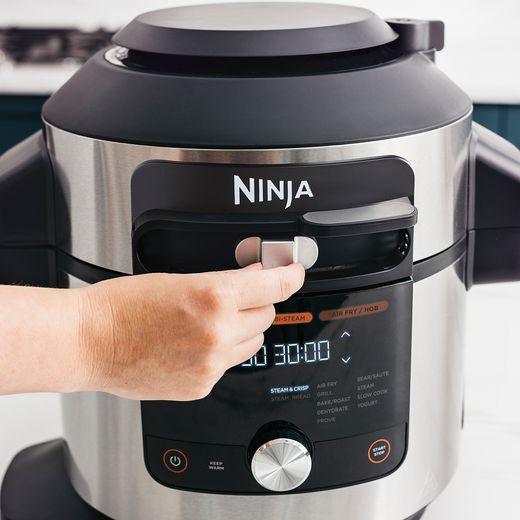 Ninja Foodi Max 15-in-1 SmartLid 7.5 Litre Multi Cooker - Stainless Steel / Black - Hand operating the multi cooker