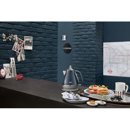 De'Longhi Icona Capitals KBOC3001.BL Kettle - Blue - kettle in kitchen shot