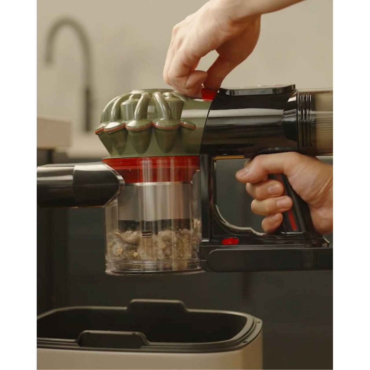 Dyson V8 Cyclone cordless vacuum | 589596-01 | ao.com