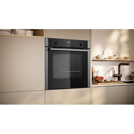 B3ACE4AN3B_SS - Oven in kitchen shot