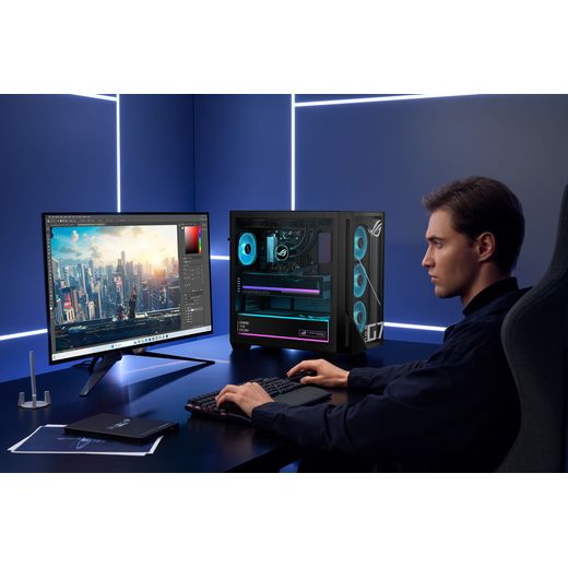 ASUS ROG G700 - Black - Man using computer