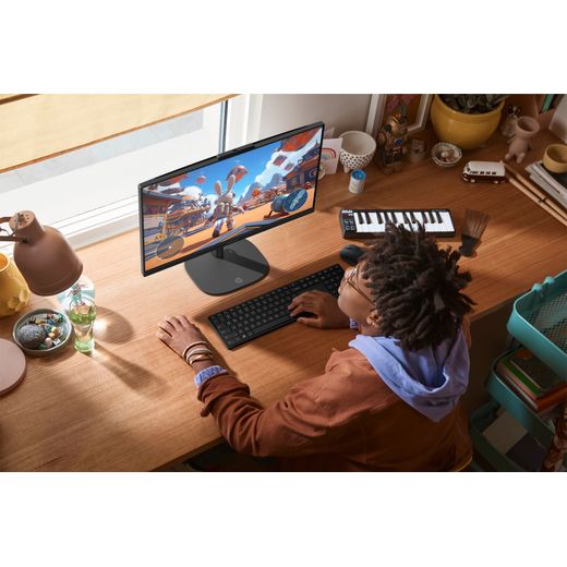 HP OmniStudio 24-cu0009na 23.8" All In one - Intel® Core™ 5, 512GB SSD 2026 - Cotton White - Person using computer