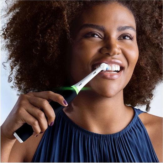 Oral-B iO™ 3 Electric Toothbrush - Blue / Black - Annotation - Woman using toothbrush
