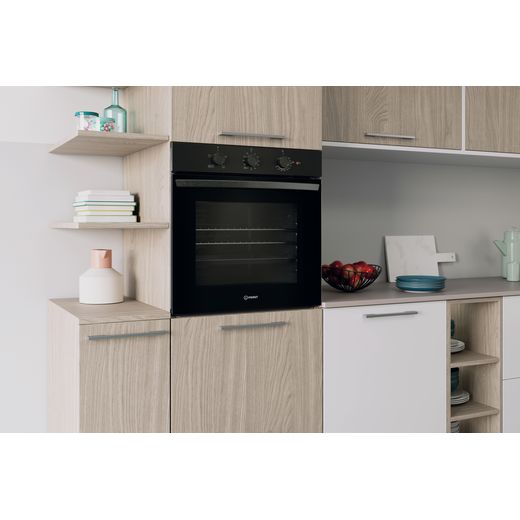 IO 232H B UK_BK - oven in kitchen shot 