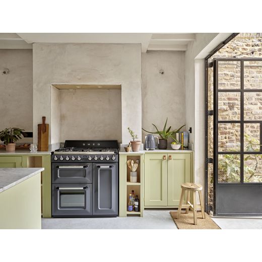 Smeg 50's Retro KLF03GRUK Kettle - Grey - Kettle in kitchen