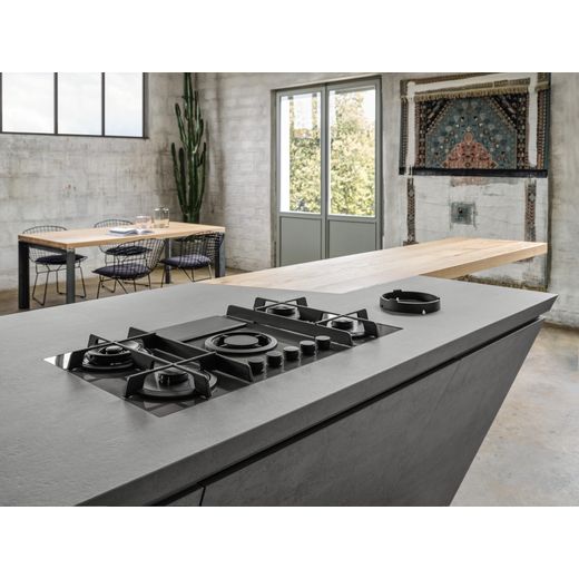 Elica NikolaTesla Flame EVO NT-FLAME-EVO-BL 88cm Venting Gas Hob - Black  - Close up hob in kitchen shot 