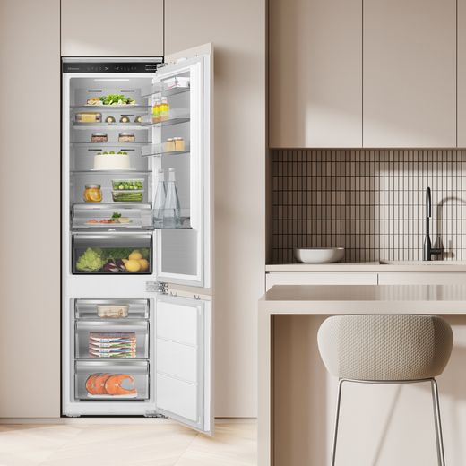 Hisense InvisibleFresh RB5B280SSWC Wifi Connected 193cm 60/40 Integrated Fridge Freezer with Fixed Door Fixing Kit - White - Fridge freezer in kitchen