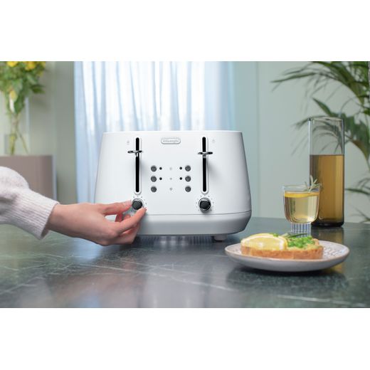 De'Longhi Eclettica CTY4003.W 4 Slice Toaster - White - Person using toaster shot