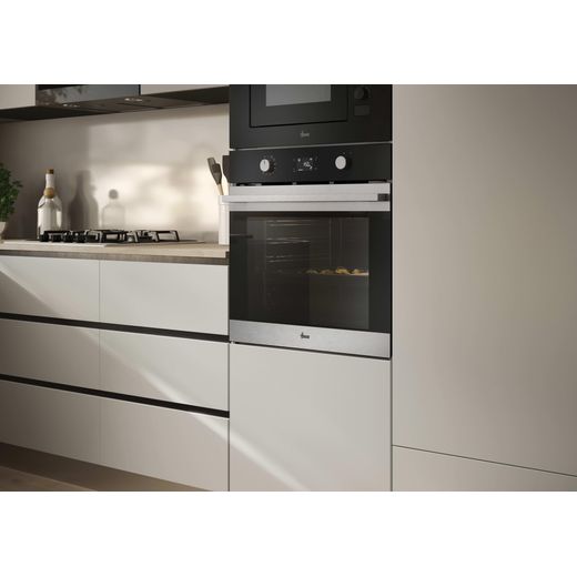 Hoover HO6 H5B3YTX Wifi Connected Built In Electric Single Oven with Pyrolytic Cleaning - Stainless Steel  - Oven in kitchen shot 