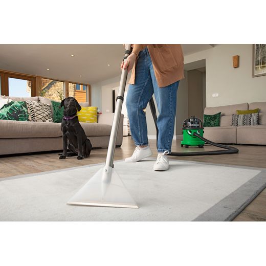 George GVE370 Wet and Dry Cleaner - Cleaning a rug