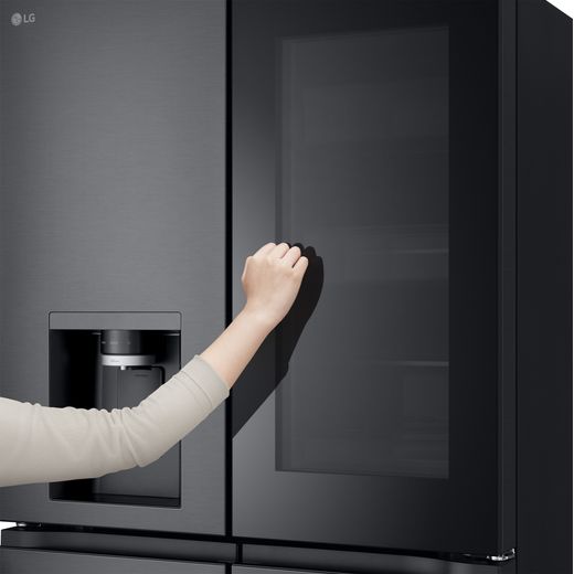LG InstaView™ American Fridge Freezer - Essence Black Steel - Person knocking door