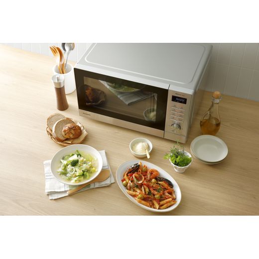Panasonic NN-SD37QSBPQ Microwave Stainless Steel - Microwave in front of prepared food