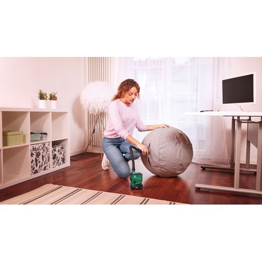 Bosch EasyInflate 18V-500 0.603.947.270 - Green / Black - Women inflating ball shot
