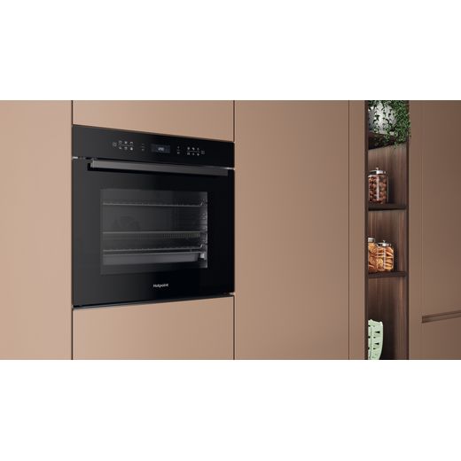 HOI68PT1SBUK_BK - Oven in kitchen shot 