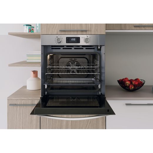 IO 278P1 X UK_SS - Oven in kitchen front shot 