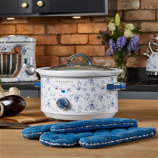 Laura Ashley VQSLWC3LLACR 3.5 Litre Slow Cooker - China Blue - Slow cooker in kitchen shot