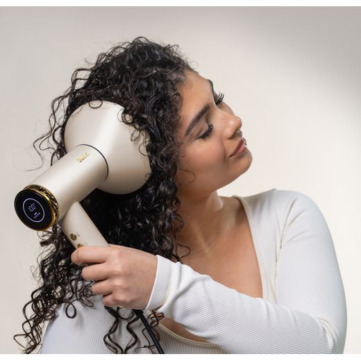 Gtech 1-13-004 Hair Dryer Oyster - Women drying hair shot
