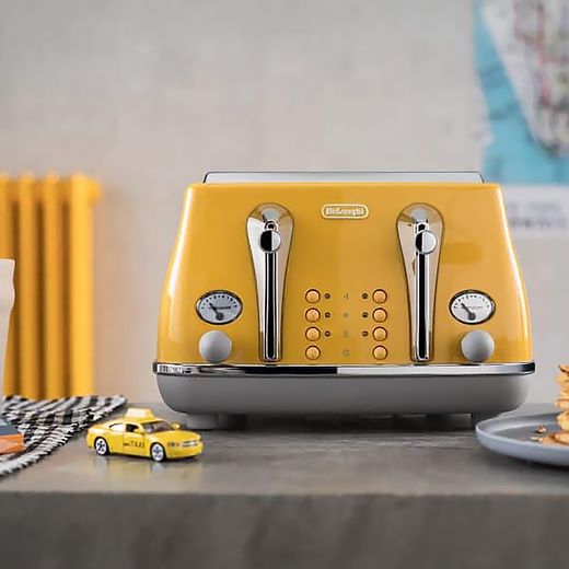 De'Longhi Icona Capitals CTOC4003.Y 4 Slice Toaster - Yellow - Toaster in room