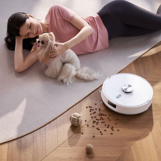 Narwal Freo S Robotic Vacuum Cleaner - White - Vacuum cleaning floor shot