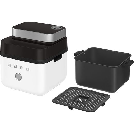 Smeg Collezione AFC01WHMUK Air Fryer - White - accessories shot