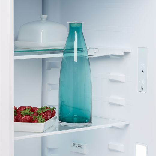 AEG 7000 Series ORC7P321DW 187cm 60/40 Fridge Freezer - White - Close up inside shot