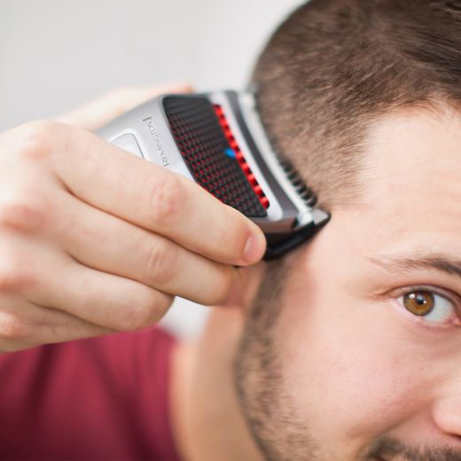Remington Quick Cut HC4250 Hair Clipper Black / Silver - Man using clipper