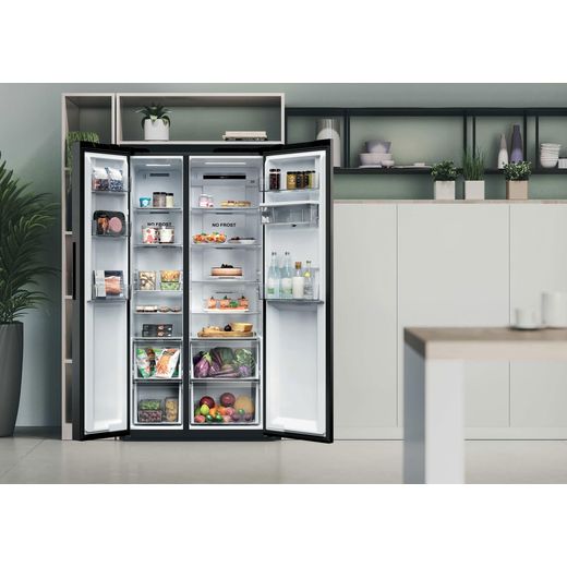Hoover H-FRIDGE 500 MAXI American Fridge Freezer - Black - Fridge freezer in kitchen shot