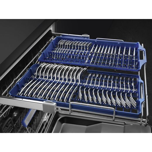 Smeg Standard Dishwasher - Stainless Steel - Close up inside rack shot