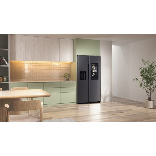 Samsung Family Hub™ American Fridge Freezer - Black - Fridge freezer in kitchen