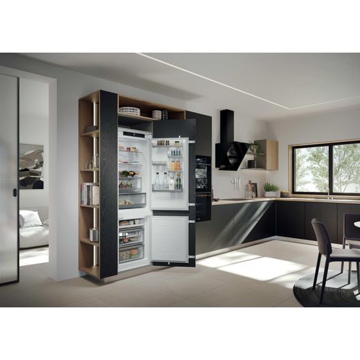 HBQW5518DK_WH - Fridge freezer in studio shot 