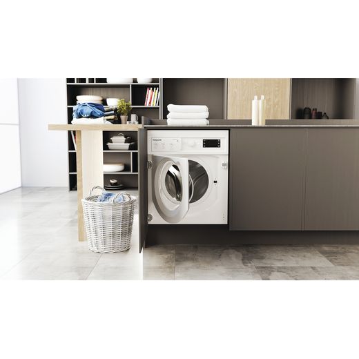 Hotpoint BI WMHG 91485 UK 9kg Washing Machine with 1400 rpm - White - Washing machine with door open in kitchen shot 