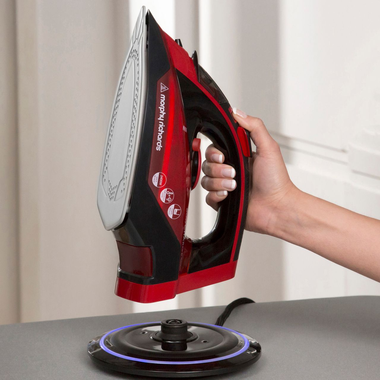 303250 Morphy Richards Iron Red ao