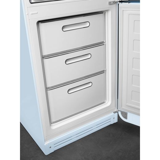 FAB32RPB6UK_BL - Close up freezer drawer shot