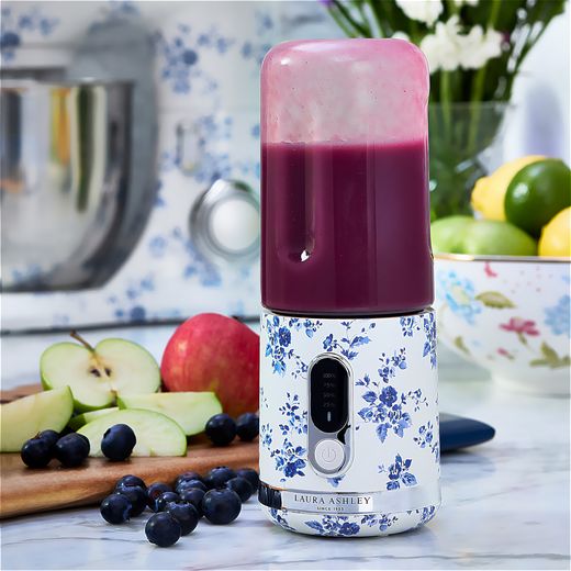 Laura Ashley VQSBBD614LACR Smoothie Maker - China Blue - Smoothie maker in kitchen with smoothie juice shot
