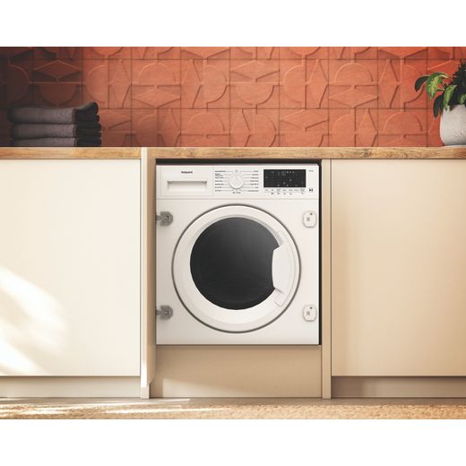 Hotpoint BIWD961486UK Wifi Connected Integrated 9Kg / 6Kg Washer Dryer with 1400 rpm - White - Washer dryer in room