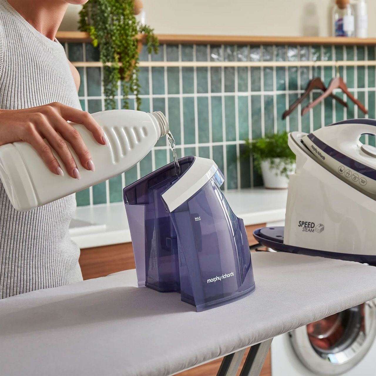 morphy richards  スチームアイロン　40719JPN Morphy Richards Speed Steam 1.7L Iron | 333202 | ao.com