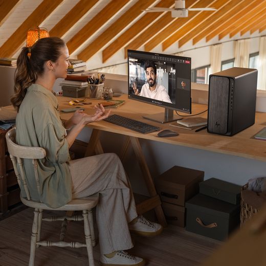 HP OmniDesk M02-0006na Tower - AMD Ryzen™ 5, 512GB SSD 2025 - Gray Wood - Annotation - Woman on video call
