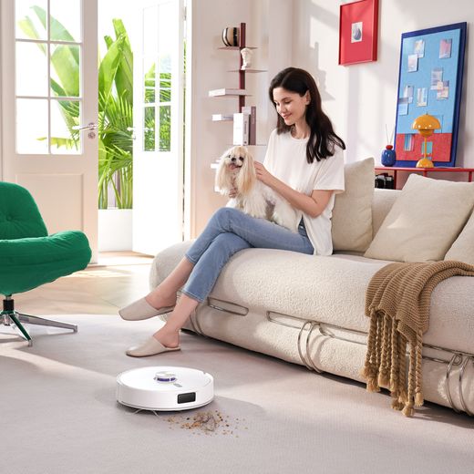 Narwal Freo S Robotic Vacuum Cleaner - White - Vacuum cleaning floor shot