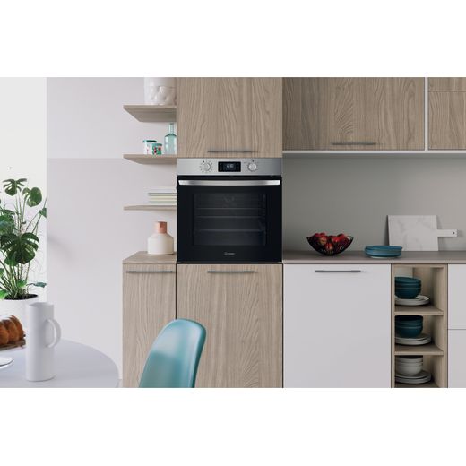 IO 278P1 X UK_SS - Oven in kitchen shot 