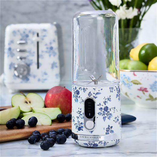 Laura Ashley VQSBBD614LACR Smoothie Maker - China Blue - Smoothie maker on table with fruit shot