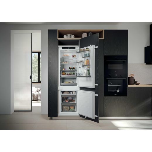 HBQW5518DK_WH - Fridge freezer in kitchen shot