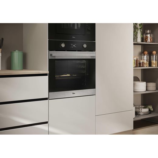 Hoover HO6 H5B3YTX Wifi Connected Built In Electric Single Oven with Pyrolytic Cleaning - Stainless Steel - Oven in kitchen shot 