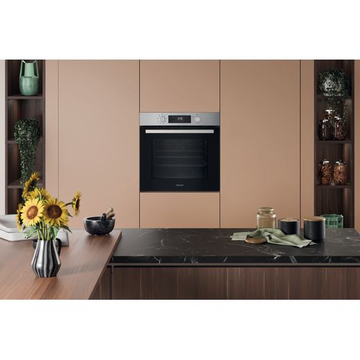 HO 255H X UK - Oven in kitchen shot 