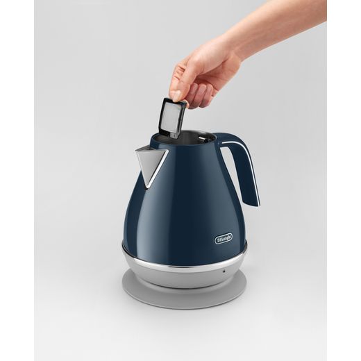 De'Longhi Icona Capitals KBOC3001.BL Kettle - Blue - Person removing filter shot