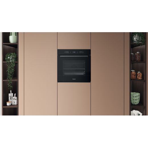 HOI68PT1SBUK_BK - Oven in kitchen shot 