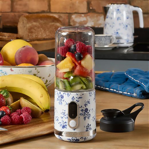 Laura Ashley VQSBBD614LACR Smoothie Maker - China Blue - Smoothie maker with fruit on table shot