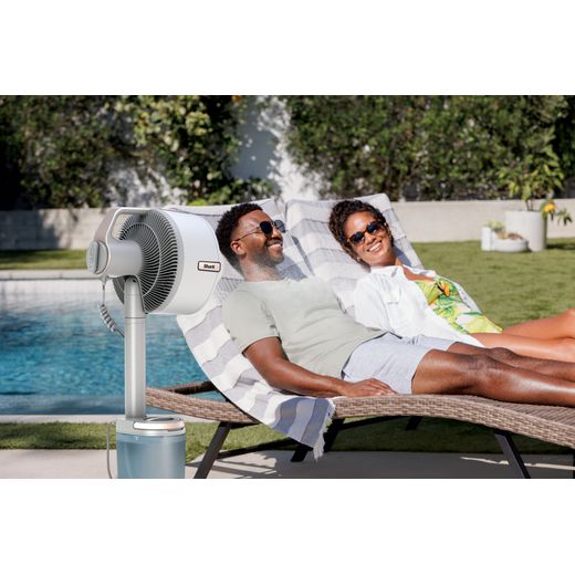 Shark FlexBreeze Pro Mist FA300WHUK - White - Couple outside with fan shot
