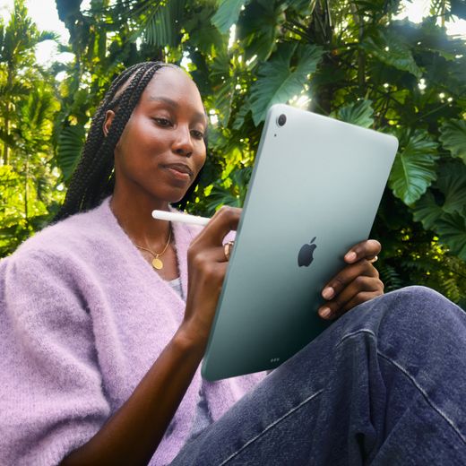 Apple iPad Air 10.9" 128GB WiFi 2026 - Starlight - Person using ipad